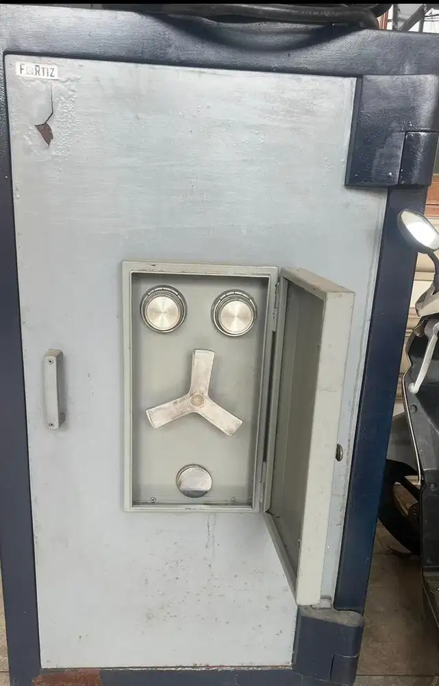 Di jual Brangkas besi besar