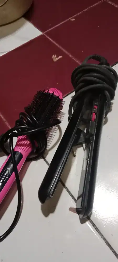 Catokan rambut dan sisir rambut potrable