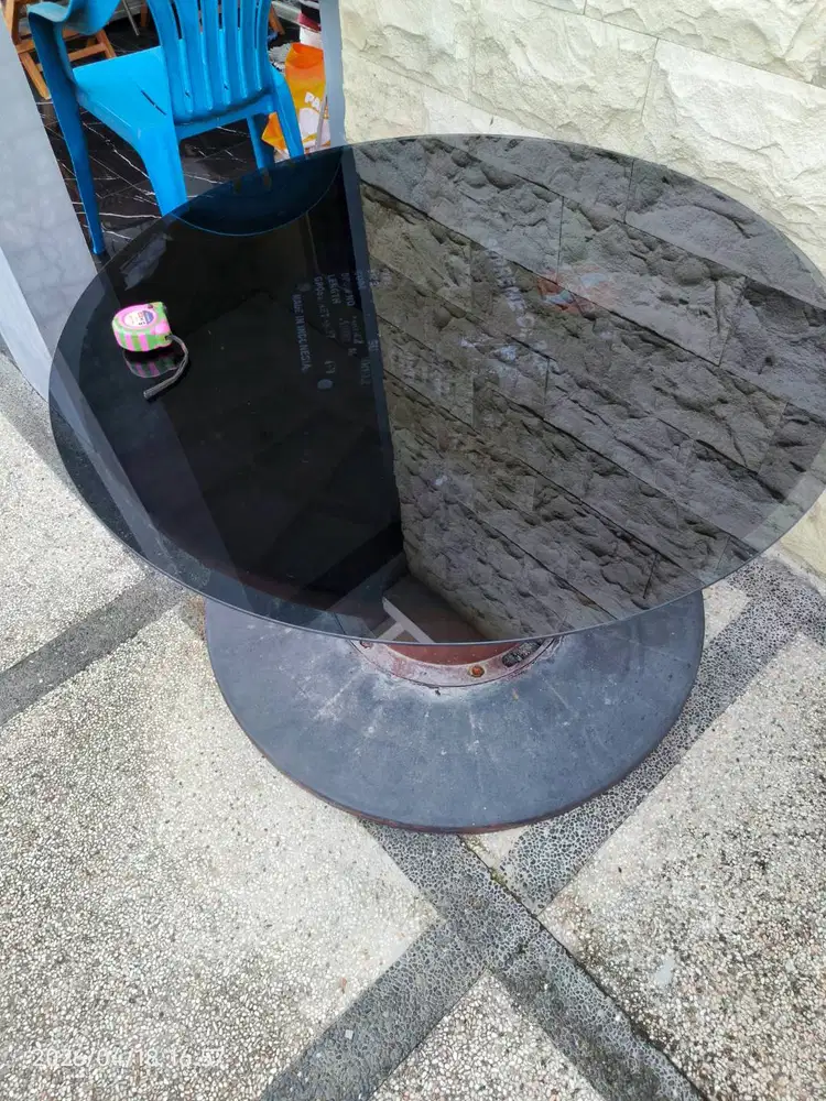Meja Kaca dari Bekas Roll Gulungan Kabel