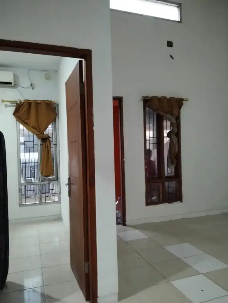 Disewakan rumah di Palm regency blok C1 no.2 .Tuparev