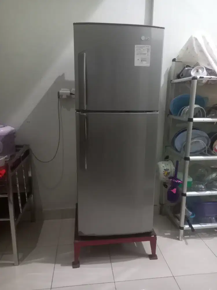 Dijual kulkas 2 pintu. Kondisi sangat baik