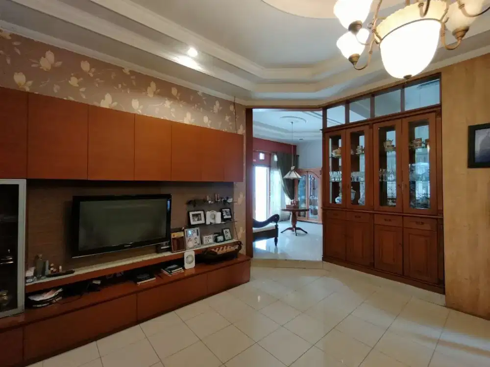 Rumah lama terawat siap huni Lokasi Strategis tengah kota sayap Turangga bkr Buahbatu Regol bandung dekat sekolah favorit SMA 8 dan akses Tol Buahbatu