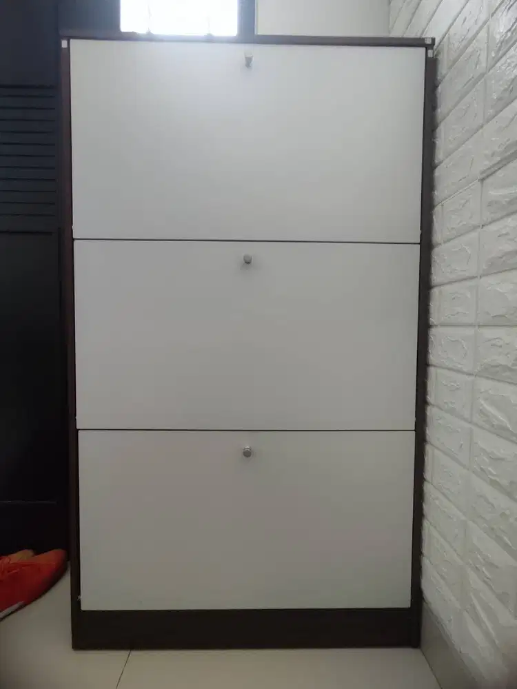 Lemari Sepatu 3 Susun Minimalis Pintu Flip Kayu Murah Kondisi Bagus