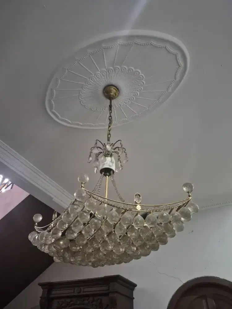 LAMPU KRISTAL DAN LEMARI