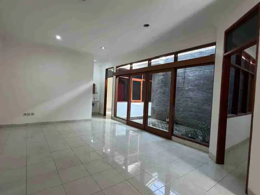 Disewakan Rumah Siap Huni di Singgasana Pradana Mekar Wangi Bandung