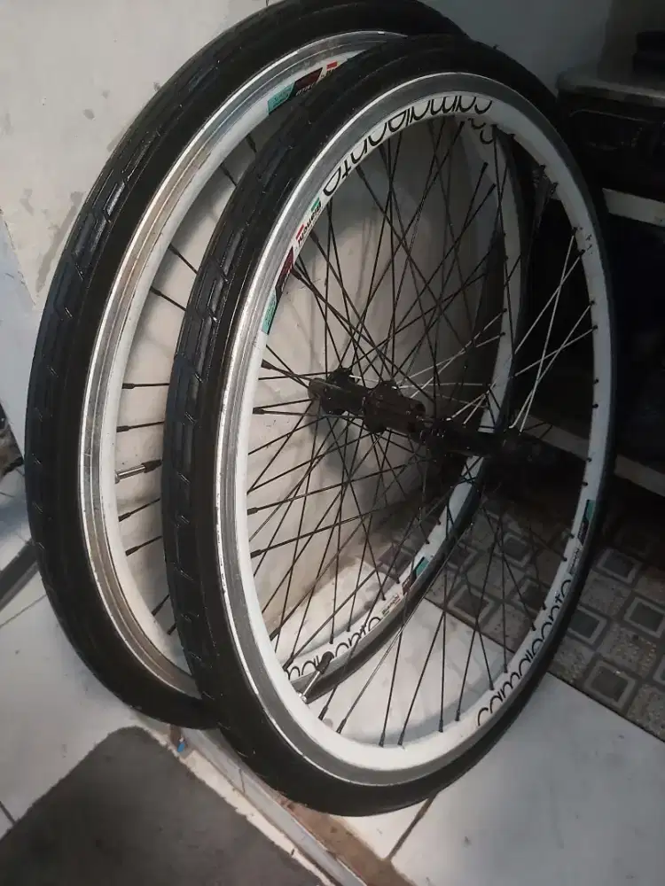 Sepasang Velg + ban road bike siap pasang uk 700c
