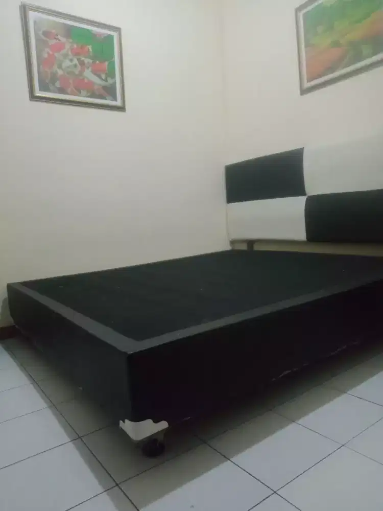 Dipan Kasur Ukuran 180 × 200 ( Mulus )