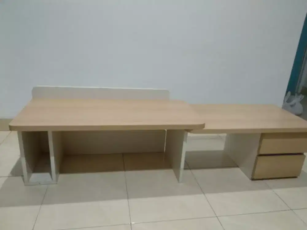 Meja komputer lesehan