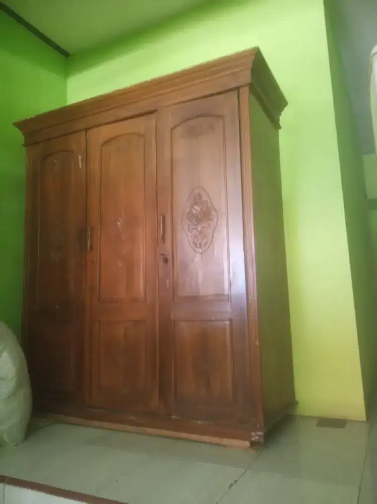 Dijual lemari jati bekas 3 pintu