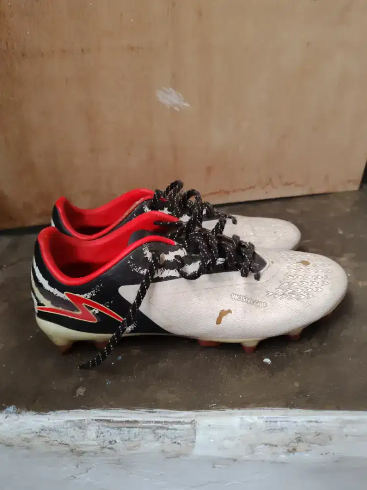 Sepatu bola SPECS reacto size 39
