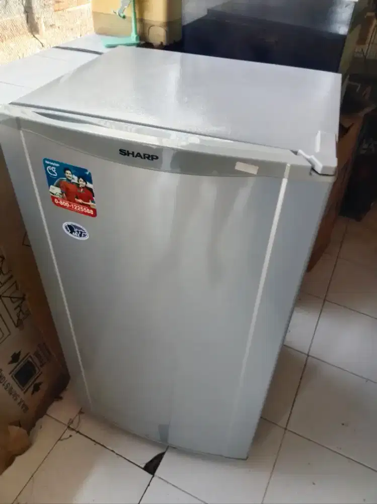 DI JUAL KULKAS 1 PINTU MEREK SHARP. NORMAL.