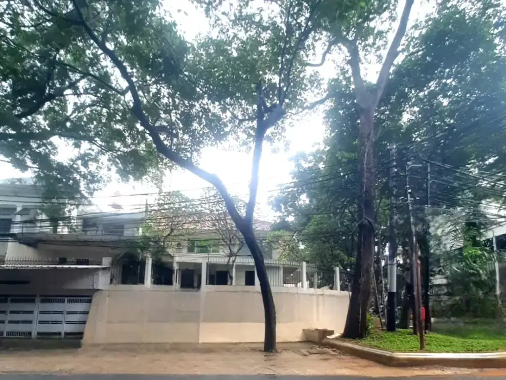 Rumah hoek 2lt luas 469m 25x23 Kebayoran Baru Jakarta Selatan