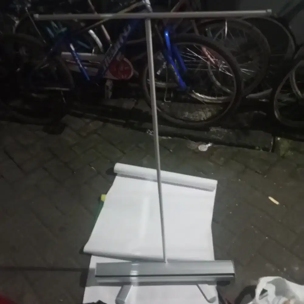 Alat peraga banner berdiri