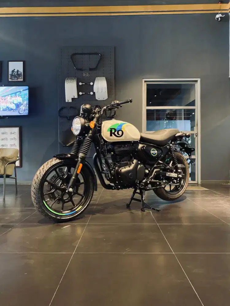 New Hunter 350 white & red 2026