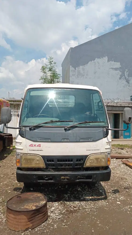 ISUZU ELF TRUK 2015
