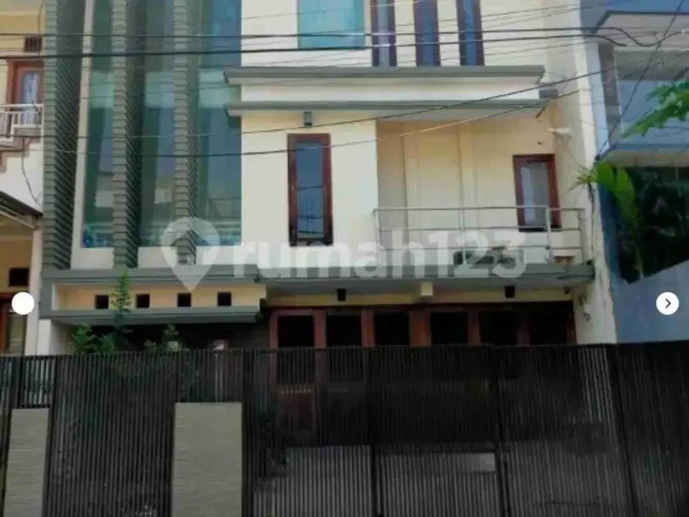 Dijual Rumah lebar 8, 4+1 kamar di Kelapa Gading