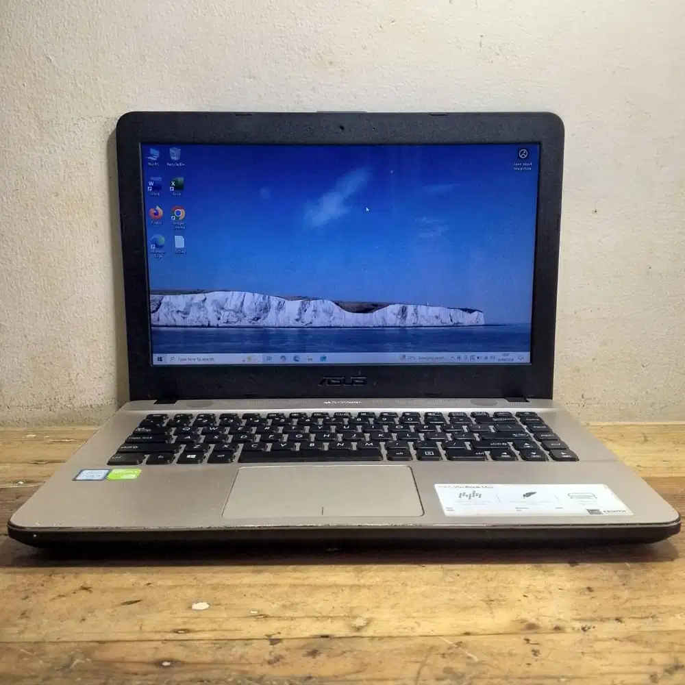 Asus core i3-6006U Ram 4 GB Nvidia MX110 2 GB SSD 120 GB + HDD 320 GB