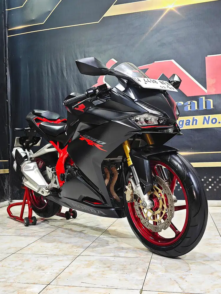CBR 250RR black matte km 22rb gahar mewah '19.Anugerah motor rungkut