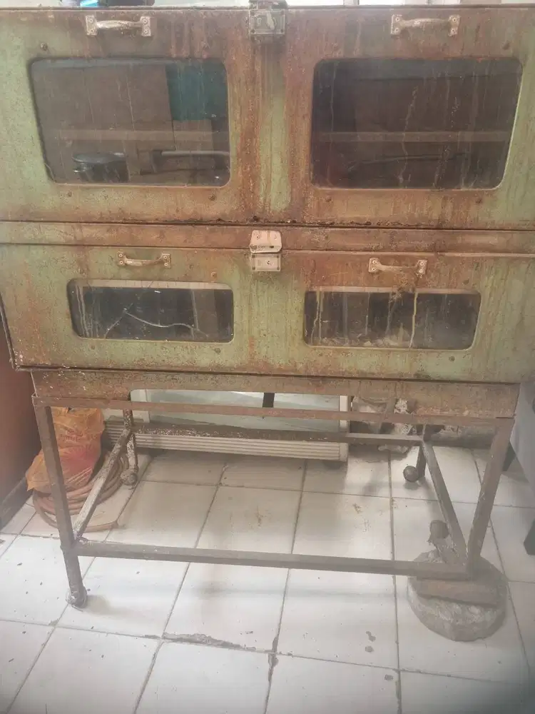 Oven Bekas ukuran lebar 58 cm, tinggi 65cm, panjang 108cm