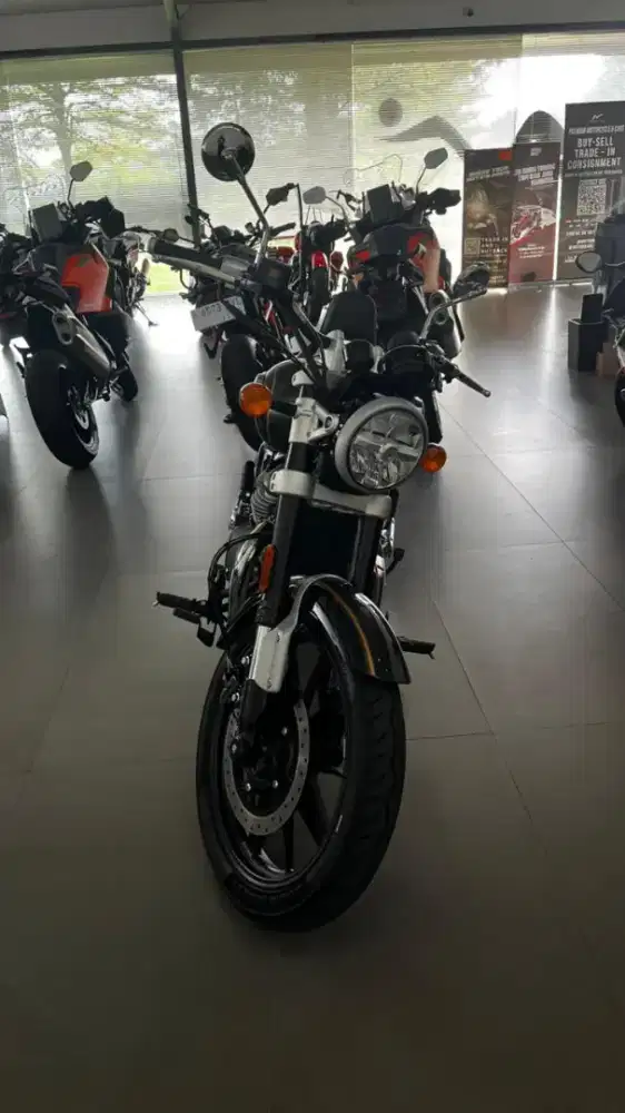 Royal Enfield Super Meteor 650 Green 2024