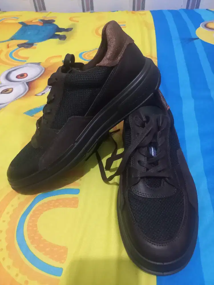 Sepatu ecco non logo/embos