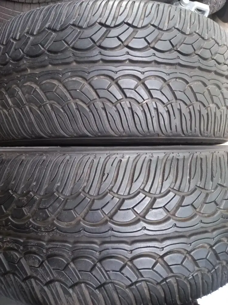 Ban  yokohama 245.45.20 ada 2 pcs nik 22 mulus belum ada tambalan