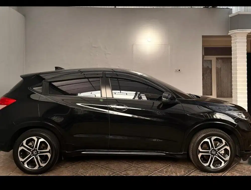 Honda HRV prestige 1,8 HITAM tahun 2015 HITAM