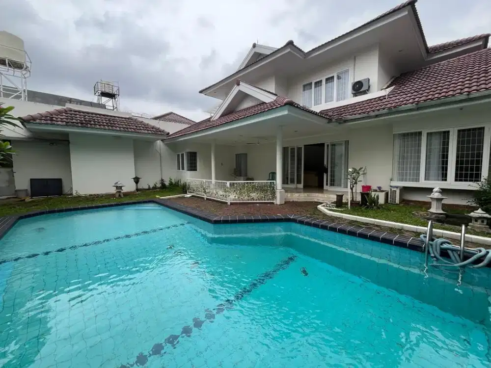Disewakan Rumah Luas dengan Swimpool Pribadi di Lebak Bulus Dekat MRT