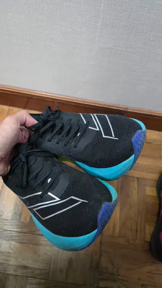 SEPATU RUNNING MILLS ENERSTRIKE FLY M2