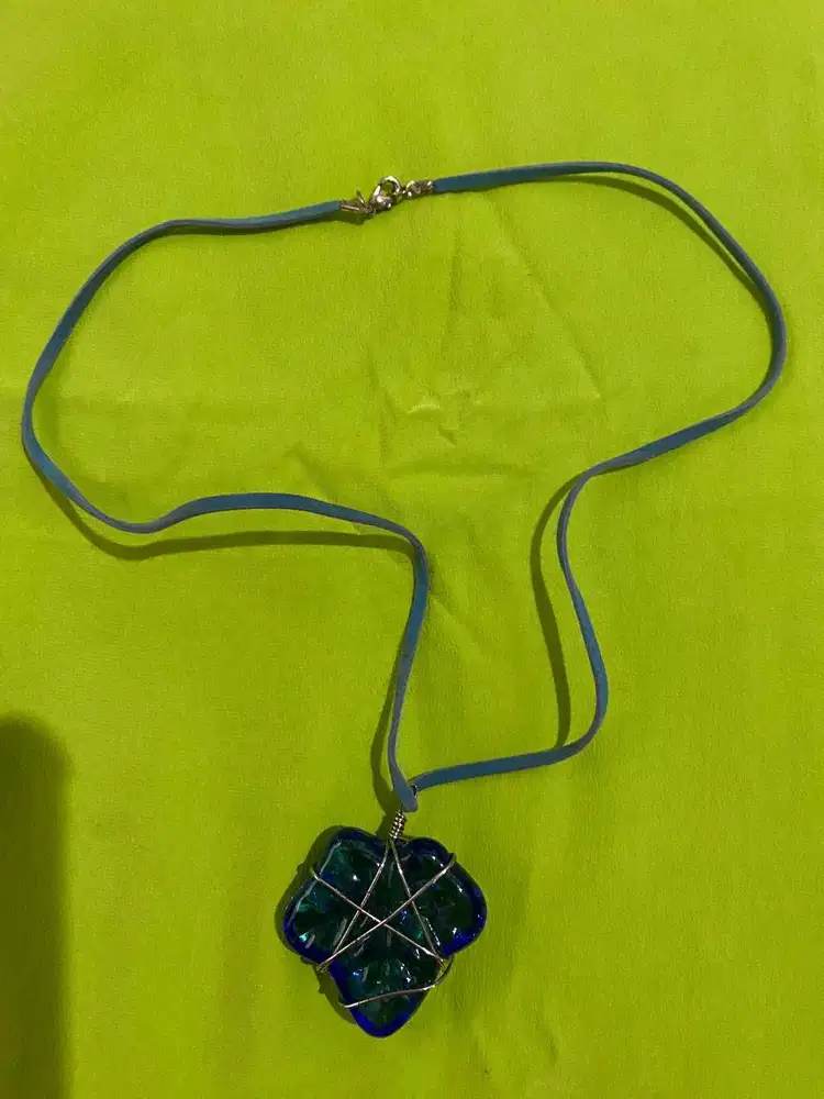 KALUNG LIONTIN BATU BIRU – PRELOVED