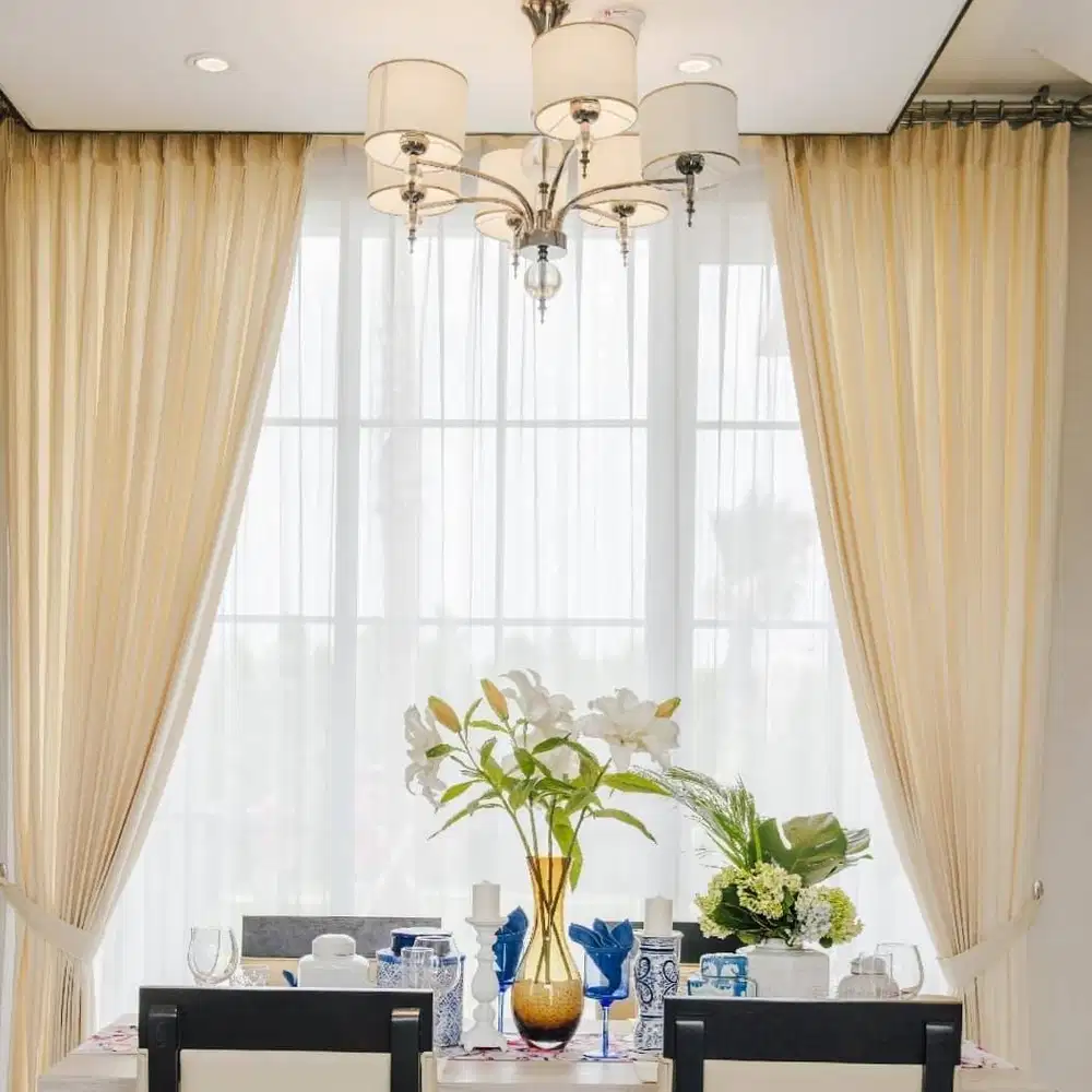 Gorden Vitrase Sekat Ruangan Klinik Roller Vertikal Blinds Krey Kayu