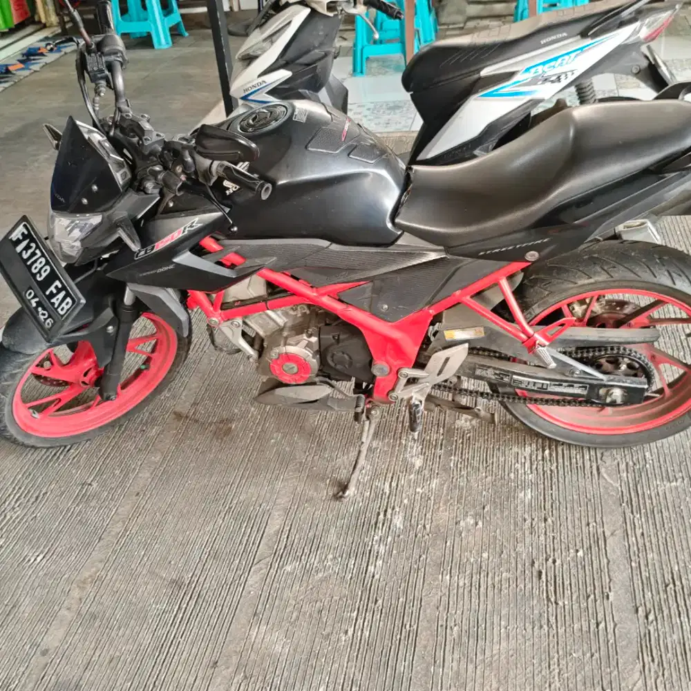 Dijual CB150R tahun 2016 Pajak mati Surat surat lengkap, tangan ke 2