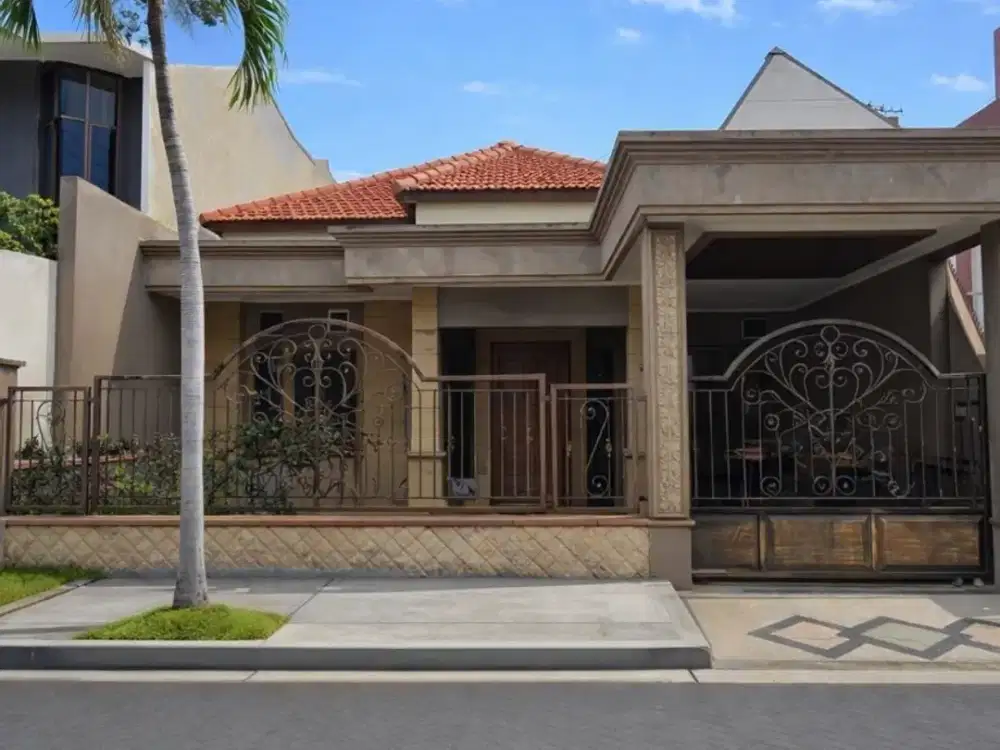 Rumah Manyar Tompotika STRATEGIS ROW 3 MOBIL