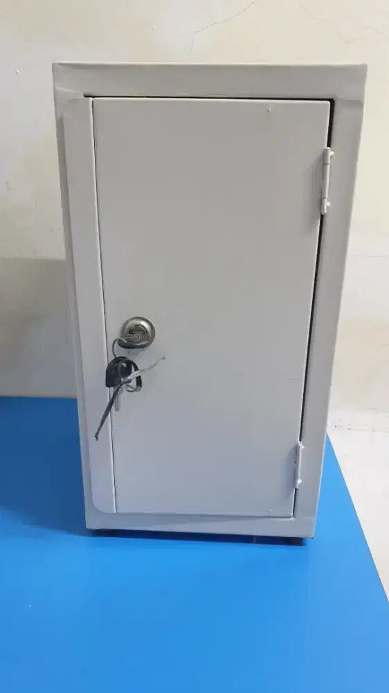 Lemari obat double pintu