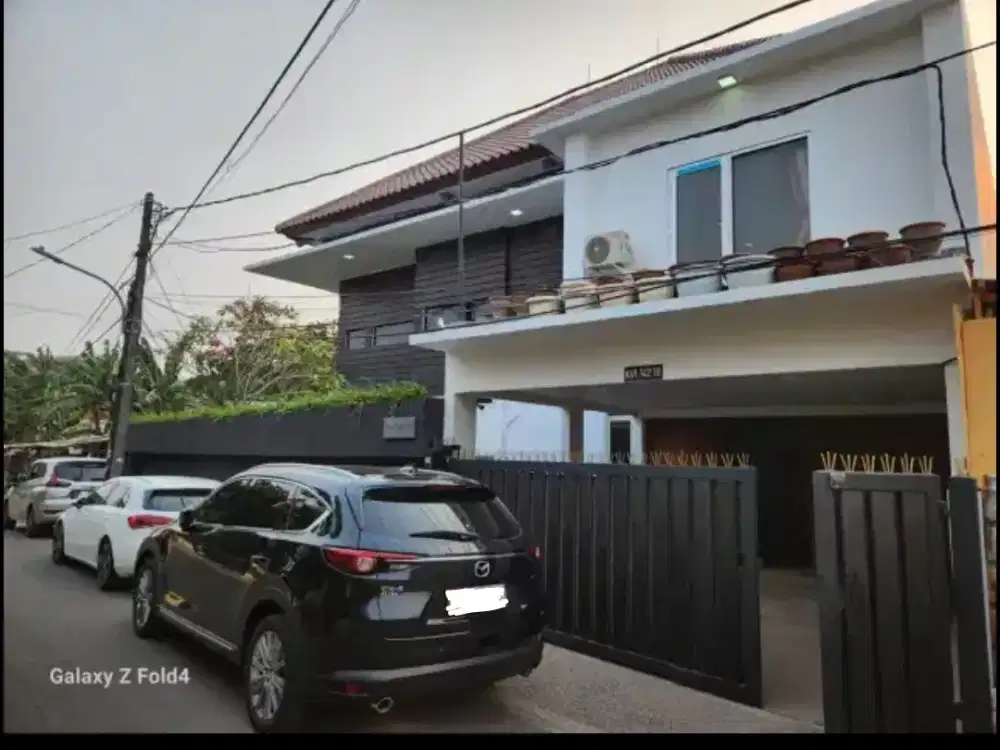 DIJUAL RUMAH MEWAH DAN FURNISH HADAP TIMUR HARGA TERMURAH DI MERUYA SELATAN