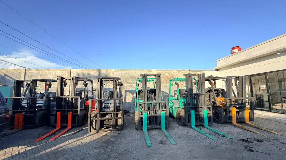 READY FORKLIFT BEKAS BERKUALITAS TAHUN MUDA SIAP KERJA