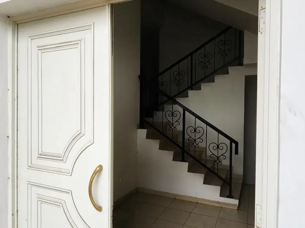 Damar Golf PIK / Jual cepat sampai Deal / Rumah 3 lantai