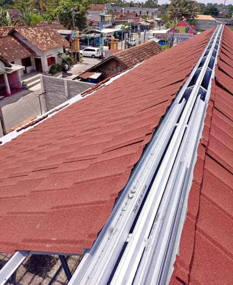 Rangka atap baja ringan genteng metal pasir terpasang