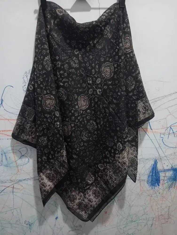 Hijab motif segi empat