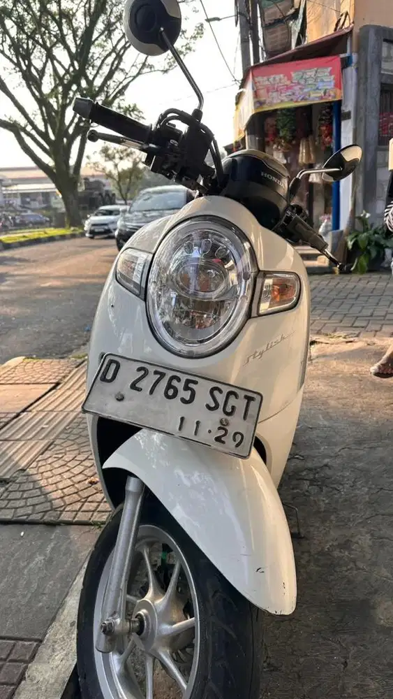 SCOOPY 2019 PUTIH HITAM