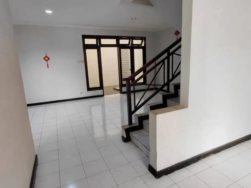 DIJUAL RUMAH BAGUS HADAP TIMUR SUDAH HAK MILIK HARGA TERMURAH DI DAAN MOGOT BARU