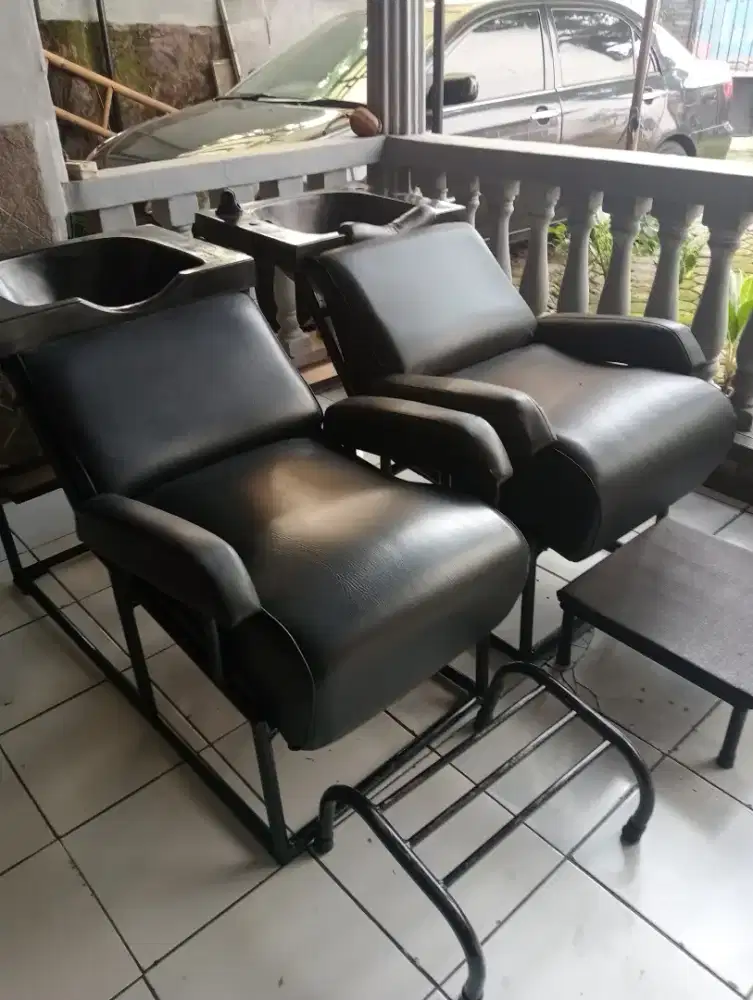 Dua buah bak keramas rambut