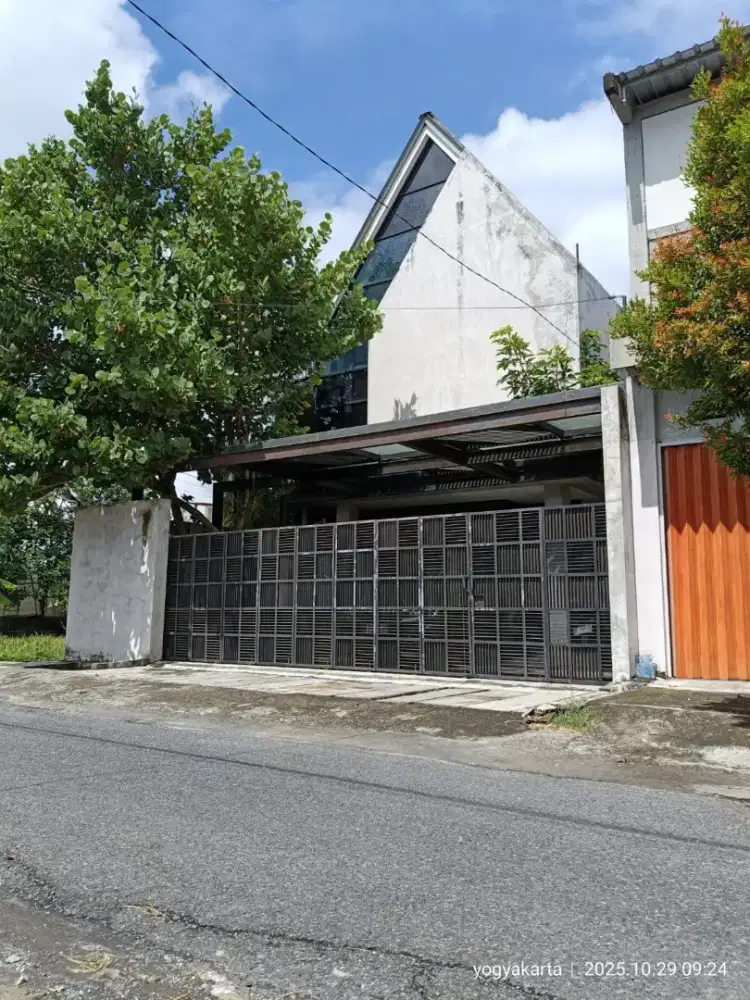 Bangunan bekas untuk kantor timur Piramida jalan Paris di Sewon Bantul