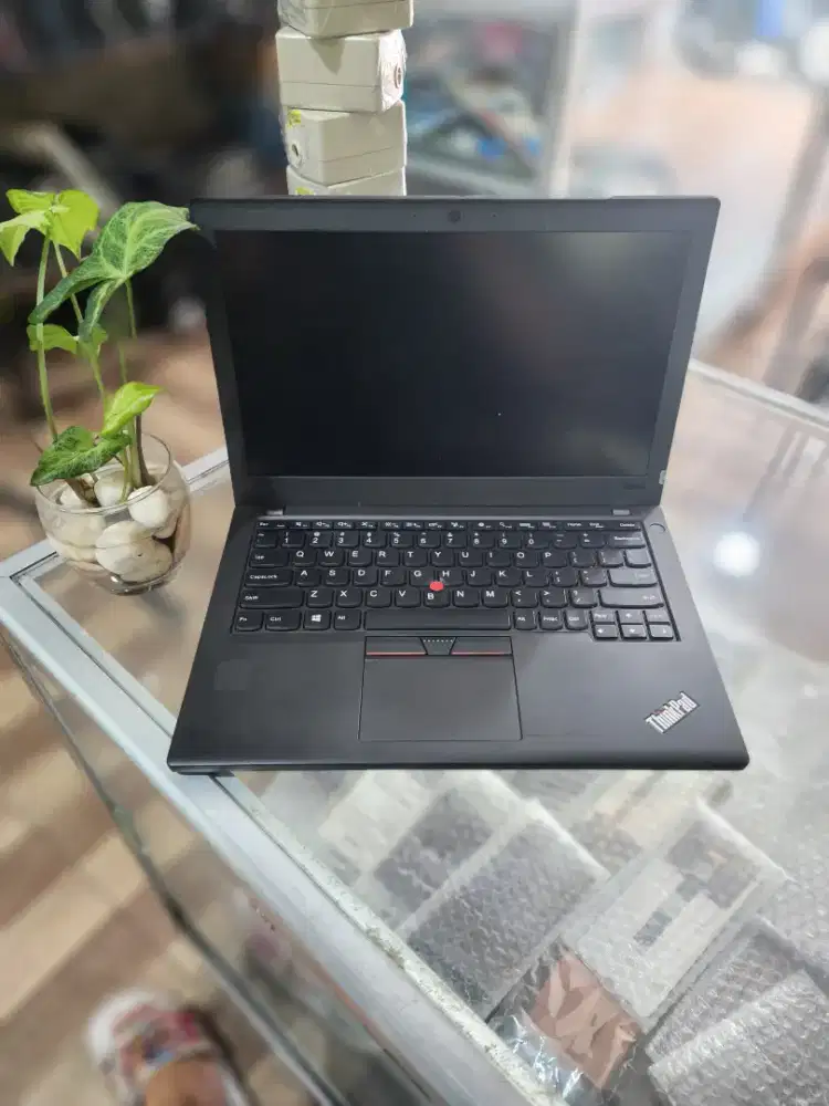laptop lenovo core i5. ram 8gb. ssd 256gb. slim 13inch supwe kenceng