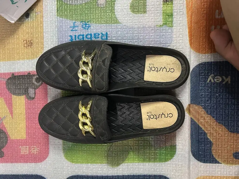 Sepatu hitam 39/40