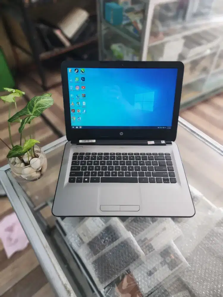 laptop HP amd e2. ram 4gb.ssd 256gb. slim 14inch