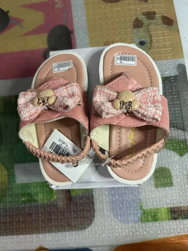 Sepatu baru anak, masih ada dusnya