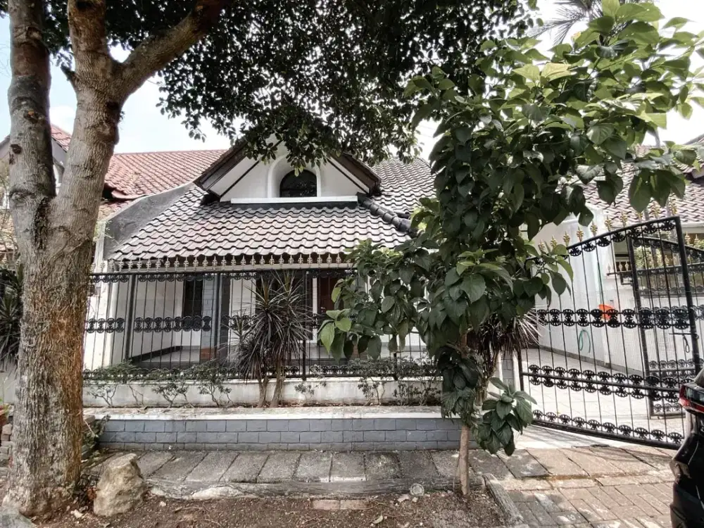 RUMAH ASRI HADAP TAMAN SIAP HUNI DI BSD!