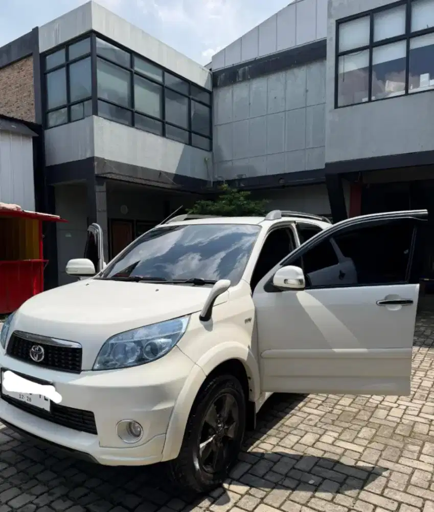 Toyota rush tangan pertama