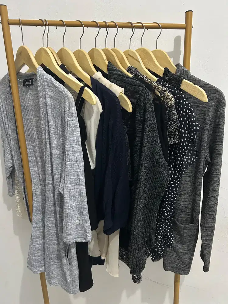 Baju thrift isi 11 pcs masih bagus semua